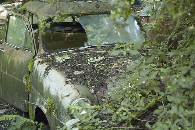 se rendre dans une casse auto